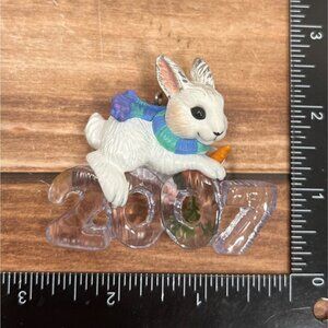 2007 HALLMARK KEEPSAKE ORNAMENT QX7137 COOL DECADE BUNNY IN SCARF W CARROT